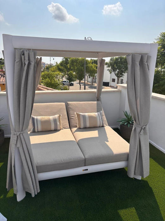 Monaco Daybed outdoors
